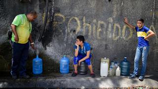 Bañarse con una "botellita", la escasez de agua agobia a los venezolanos