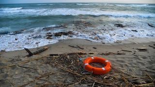 Italia: Más cadáveres llegan a la costa de Crotone tras el naufragio de un barco con migrantes