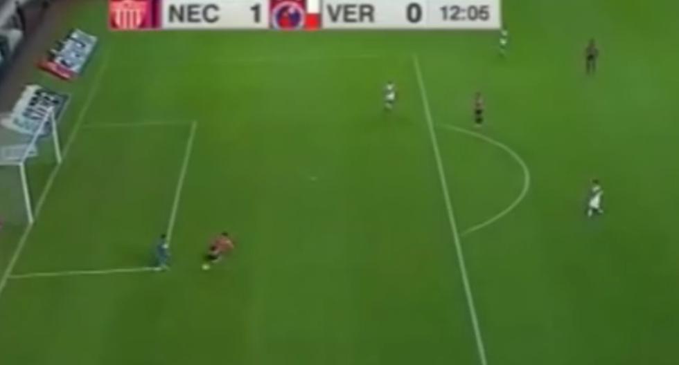 Pedro Gallese \"imitó\" a Manuel Neuer en el partido Necaxa vs Veracruz por Liga MX. (Foto: Captura)