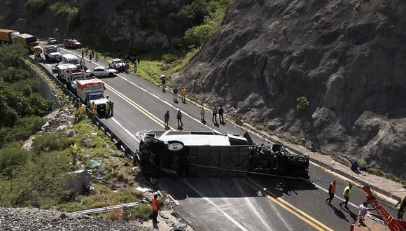 Un autobús de pasajeros tras un accidente la madrugada del 22 de agosto de 2023, en el municipio de Tepelmeme, estado de Oaxaca, México. (Foto de Jesús Méndez / EFE)