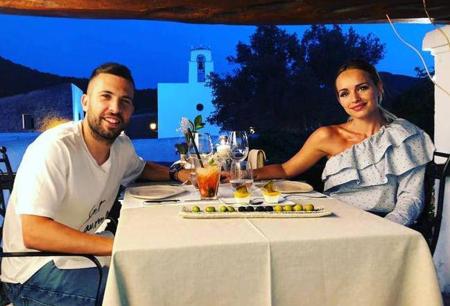Jordi Alba colgó una foto en su Instagram de una cena romántica durante sus vacaciones con su esposa, Romarey Ventura. (Foto: Instagram)