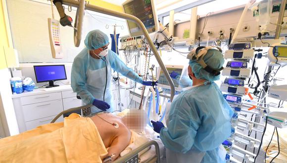 Trabajadores sanitarios atienden a un paciente de coronavirus covid-19 en la unidad de cuidados intensivos del hospital universitario de Tulln, Austria, el 12 de abril de 2021. (HELMUT FOHRINGER / APA / AFP).