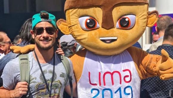Andrés Wiese posa con  Milco, la mascota de los Juegos Panamericanos, en la ciudad del Cusco. (Foto: Twitter)