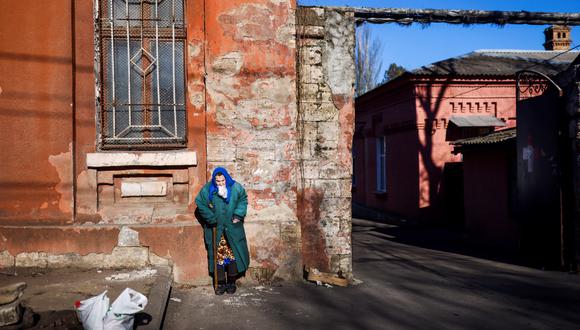 Una persona desolada en la ciudad ucraniana de Mikolaiv. REUTERS