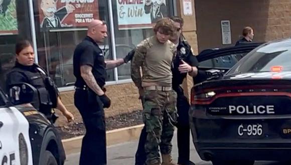 Payton Gendron es detenido luego de un tiroteo masivo en el estacionamiento de un supermercado en Buffalo, Nueva York, Estados Unidos. (Reuters).