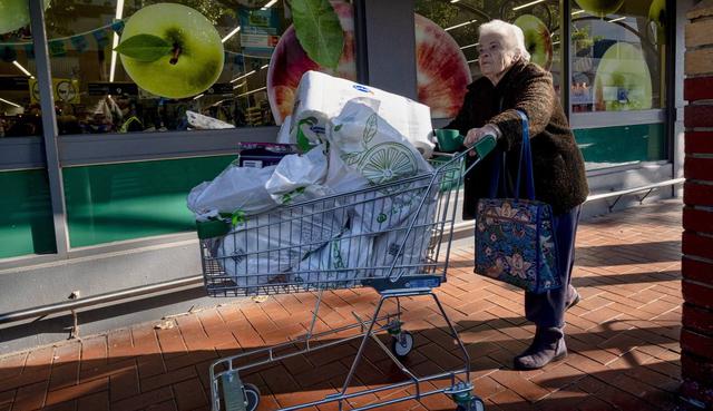 Una persona es vista comprando antes del cierre general por coronavirus en Melbourne, Australia (EFE/EPA/LUIS ASCUI).