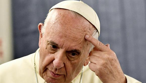 El papa Francisco pidió perdón a víctimas en Chile pero cree que Juan Barros es inocente. (AFP).