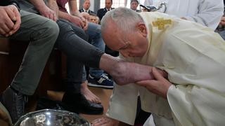 Papa Francisco lava los pies de 12 detenidos en Roma | FOTOS
