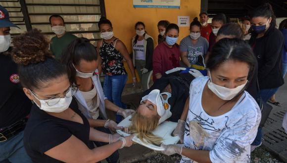 Coronavirus en Brasil | Ultimas noticias | Último minuto: reporte de infectados y muertos viernes 24 de abril del 2020 | Covid-19 | Residentes participan en un entrenamiento de primeros auxilios en la favela Paraisopolis en Sao Paulo. (Foto: AFP / Nelson Almeida).