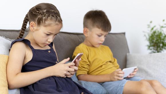Establecer límites en el uso de dispositivos electrónicos no solo protege el bienestar de los niños y adolescentes, sino que también les permite disfrutar plenamente de su infancia y desarrollar habilidades sociales y emocionales importantes.