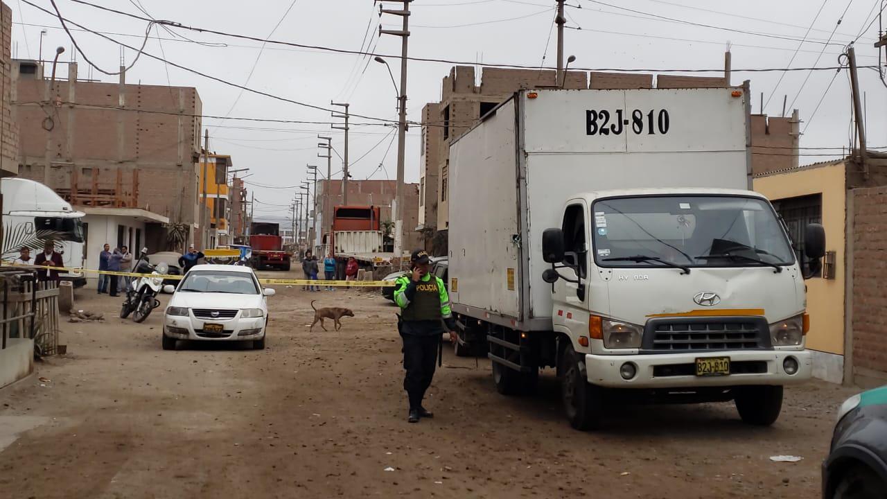 La furgoneta de placa B2J-810 robada esta mañana en la avenida Colonial, fue hallada en la urbanización Oquendo, en el Callao. (Foto:  Joseph Ángeles/ GEC)