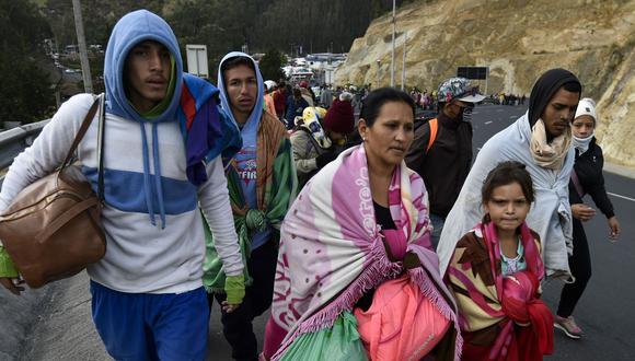 Según Acnur, tres millones de venezolanos han salido de su país debido a la crisis. En la imagen, un grupo de venezolanos camina por una carretera de Ecuador. (AFP).