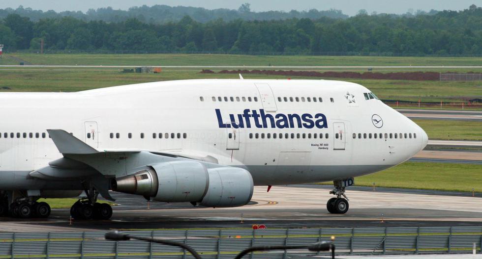 Lufthansa plane makes emergency landing in Chicago after burning laptop