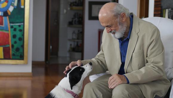 El escritor acaricia a la fiel Cayetana, compañera de rehabilitación tras un reciente accidente. Cosas de "la luna negra", señala con humor Fernando Ampuero. (Foto: Nancy Chappell/ El Comercio)