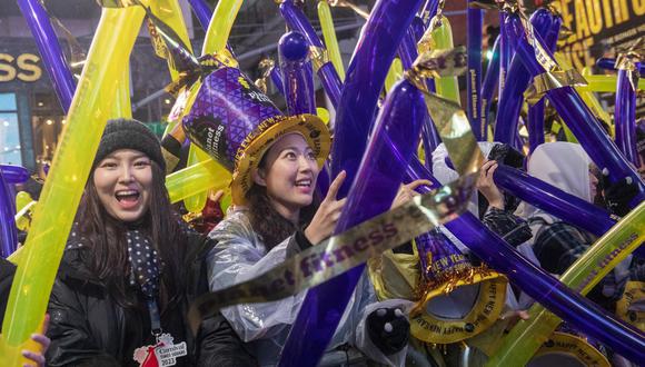 La gente espera en Times Square, Nueva York, para celebrar el Año Nuevo, el 31 de diciembre de 2022. (EFE/EPA/SARAH YENESEL).