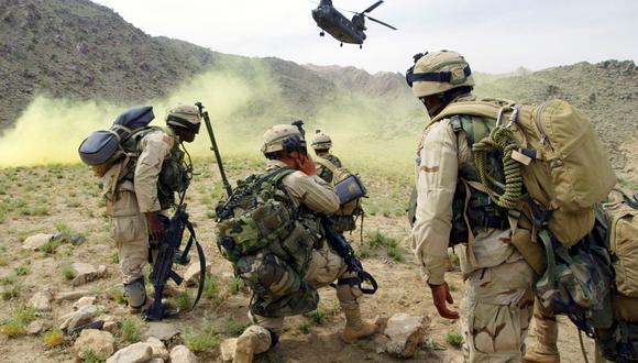Soldados estadounidenses se preparan para abordar un helicóptero después de la Operación Deliberate Strike, a unos 60 kilómetros al norte de Kandahar, Afganistán, el 20 de mayo de 2003. (AFP PHOTO / Kamal Kishore).