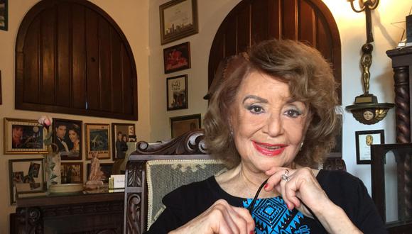 Delia Fiallo en 2018,en su estudio de Miami, rodeada de imágenes de sus clásicas telenovelas. Foto: AFP.