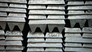 Zinc se desploma tras fuerte entrada del metal en almacenes de Bolsa de Londres