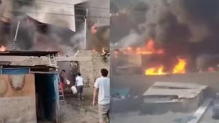SJL: reportan incendio de proporciones en almacén de colchones y temen por viviendas aledañas