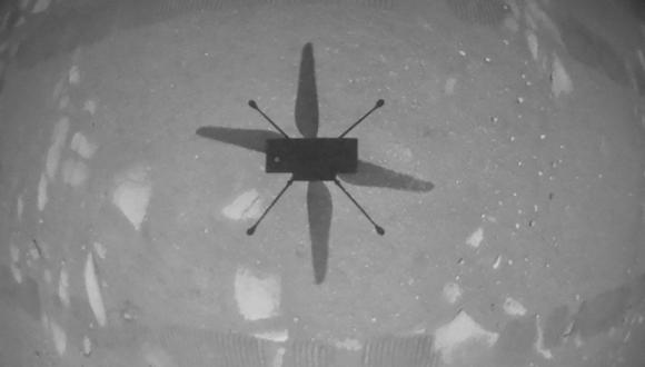 Esta foto de la NASA obtenida este 19 de abril de 2021 muestra el helicóptero Ingenuity mientras flotaba sobre la superficie marciana, durante la primera instancia de vuelo controlado y con motor en otro planeta. (AFP / NASA / JPL-Caltech / Cortesía)