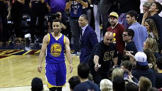 NBA: Curry perdió los papeles y lanzó protector bucal a hincha