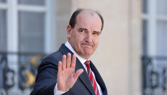 El primer ministro de Francia, Jean Castex, abandona el palacio presidencial del Elíseo después de la reunión semanal del gabinete en París el 11 de mayo de 2022. (Ludovic MARIN / AFP).