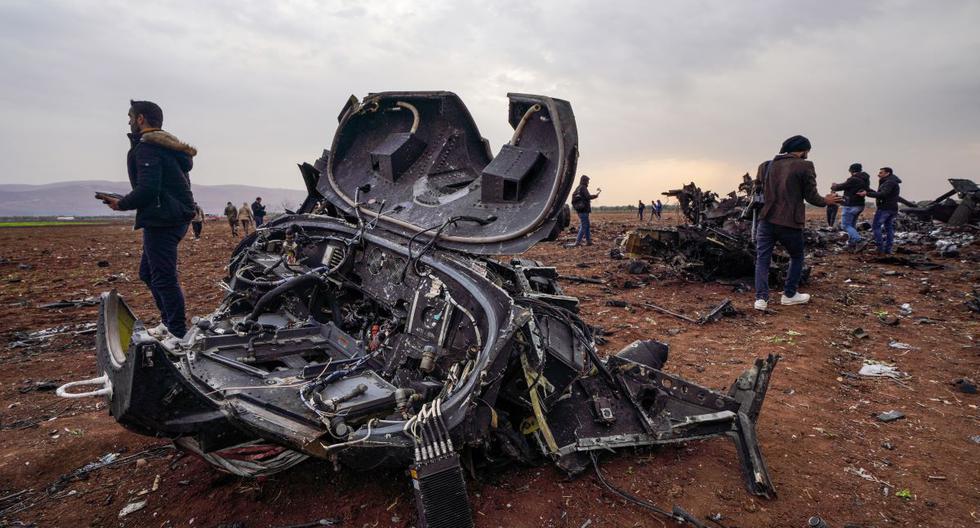 Una fotografía tomada en la aldea de Jinderes, en la provincia de Alepo, Siria, muestra los restos de un helicóptero estadounidense luego de una incursión nocturna en Idlib. (Muhammad HAJ KADOUR / AFP).