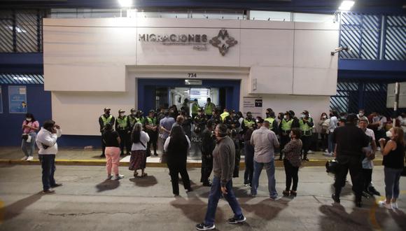 Las colas y el malestar de los usuarios se mantienen en los exteriores de Migraciones en Lima, Trujillo y Arequipa. (Foto referencial GEC)