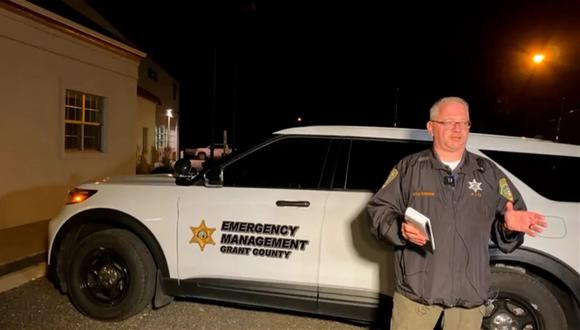 El alguacil del condado de Grant, Kyle Foreman, se pronuncia sobre el tiroteo en el estado de Washington la noche del 17 de junio de 2023. (Foto de KTVZ)