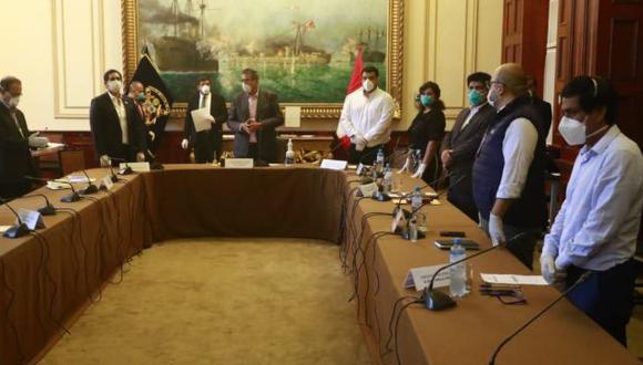 En la última reunión de la Junta de Portavoces del Congreso, realizada el martes, los congresistas usaron mascarillas y guantes como medida de protección. (Foto: Congreso)