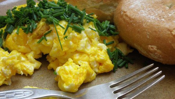Los huevos revueltos se pueden acompañar de pan, tostadas o ensalada. (Foto: Markéta Machová / Pixabay)