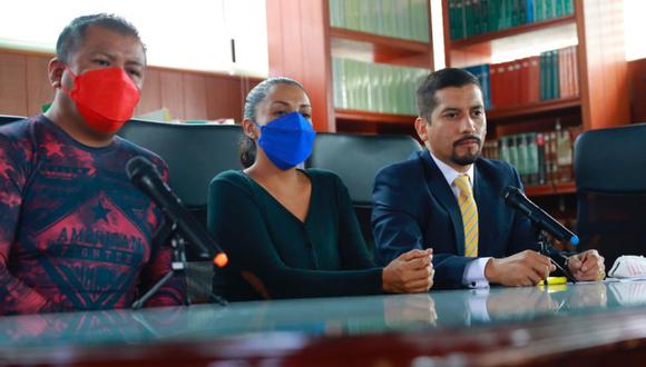 Raúl Reyes (izquierda) y María Guadalupe Lezama (centro), familiares de uno de los menores presuntamente abusados por el diputado mexicano Saúl Huerta, ofrecen una rueda de prensa acompañados por el abogado Teófilo Benítez (d), hoy, en Ciudad de México (México). (Foto: EFE/ Carlos Ramírez).