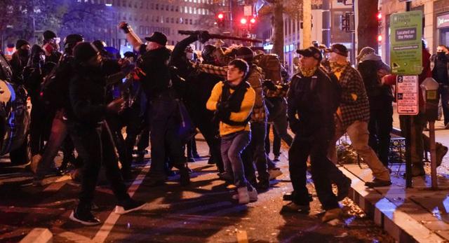 Miembros del grupo de extrema derecha Proud Boys chocan con contramanifestantes, en el centro de Washington, EE. UU. (Foto: REUTERS / Erin Scott).