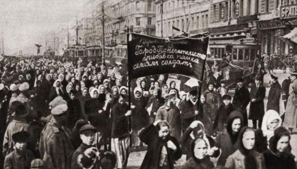 Miles de mujeres salieron a manifestarse el 23 de febrero de 1917 en Petrogrado.