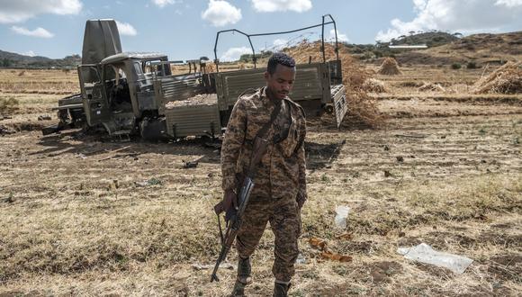 Un miembro de las Fuerzas de Defensa de Etiopía se aleja de un camión militar dañado abandonado en una carretera cerca del pueblo de Ayasu Gebriel, al este de la ciudad etíope de Alamata, el 10 de diciembre de 2020. (Foto de EDUARDO SOTERAS / AFP)