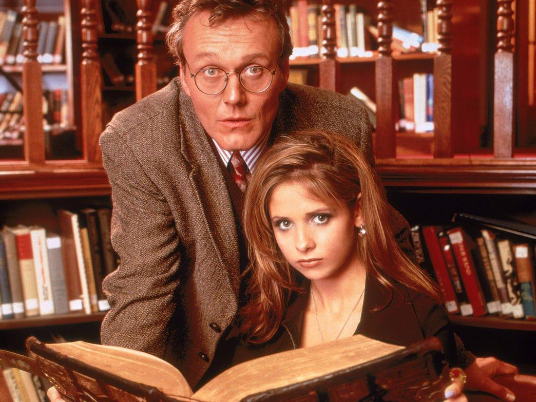 Buffy (Sarah Michelle Gellar) y el señor Giles (Antony Head) en una escena  de la primera temporada de la serie.