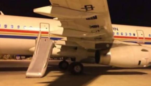 YouTube: activó puerta de emergencia de avión por 'distraído'