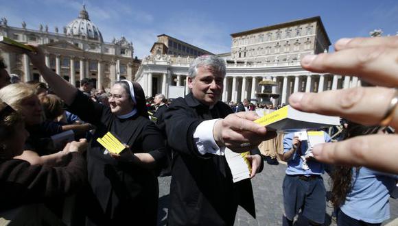 Papa Francisco regaló Evangelios de bolsillo en El Vaticano