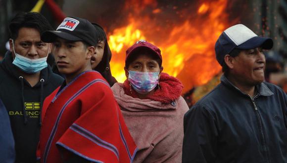 Indígenas y campesinos permanecen en un bloqueo en el barrio de Cutuglagua, al sur de Quito, Ecuador, el 19 de junio de 2022. (CRISTINA VEGA RHOR / AFP).