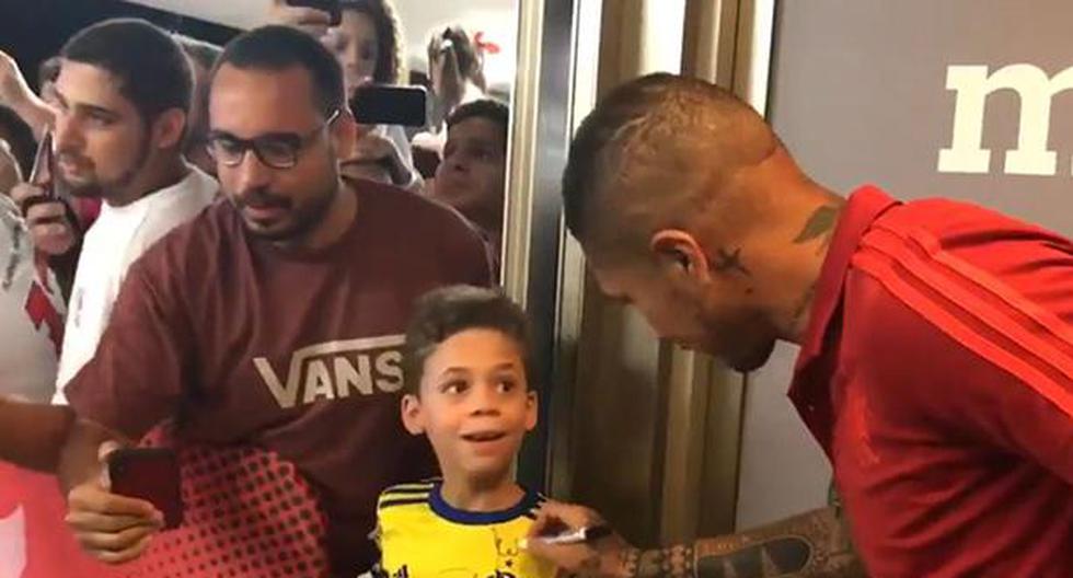 Paolo Guerrero y el gesto que tuvo con este niño hincha del Flamengo. (Video: YouTube)