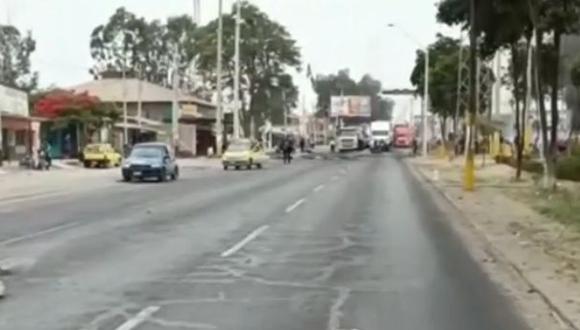 Vehículos circularon por cuarenta minutos en el sector El Álamo, a la altura del kilómetro 299 de la Panamericana Sur, en Ica. (Captura: RPP)