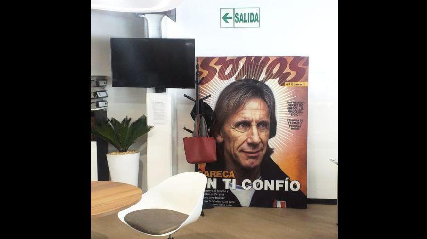 Tan cabaleros como Ricardo Gareca, esta gigantografía se mudó con Somos desde la redacción del Centro de Lima hasta Santa Catalina. Y ahí va, acompañándonos. FOTO: Nora Sugobono.