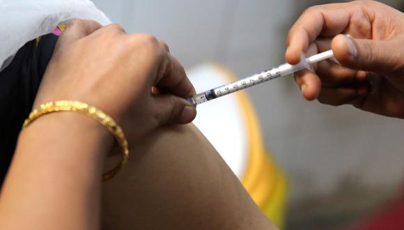"En cuanto estemos autorizados procederemos a abrir los códigos de ciego de los voluntarios y proceder a vacunarlos", anunció la UPCH. (Foto: Andina)