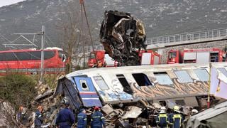 Funcionarios griegos convocan una huelga por el choque de dos trenes que dejó 57 muertos