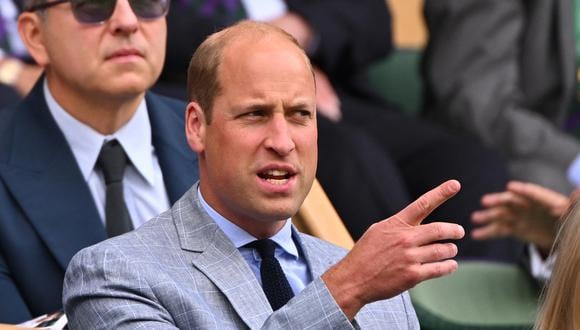 El príncipe Guillermo, duque de Cambridge de Gran Bretaña, reacciona desde el palco real en la cancha central antes del inicio de un partido de tenis. (Foto: SEBASTIEN BOZON / AFP)