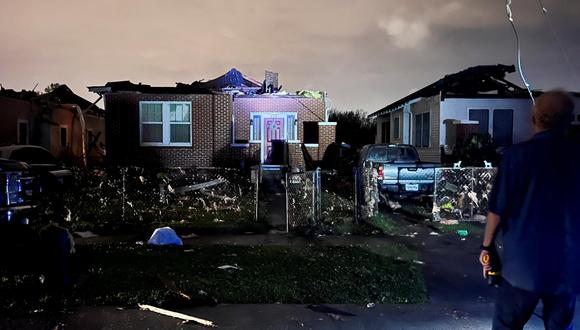 Imágenes difundidas por la televisión local y en línea mostraron casas destrozadas, con postes de luz, cables eléctricos y escombros regados por las calles. (Foto: Kathleen Flynn / Reuters)