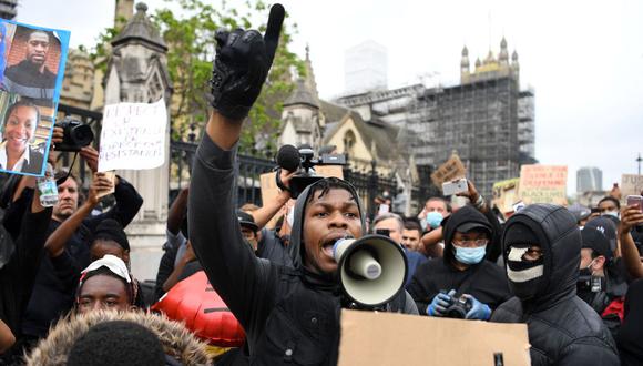 El actor John Boyega durante una protesta frente al parlamento británico el pasado 3 de junio. (Foto: AFP / DANIEL LEAL-OLIVAS)