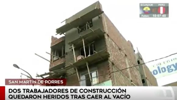 Según contaron testigos del hecho, los obreros trabajaban sin los implementos de seguridad mínimos para realizar labores de construcción en pisos elevados | Foto: Captura de video / América TV