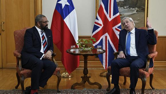 El ministro chileno de Asuntos Exteriores, Alberto van Klaveren (Der.), y el secretario de Estado británico para Asuntos Exteriores, James Cleverly, hablan durante una reunión en la sede del ministerio en Santiago, el último lunes. (Foto: AFP)