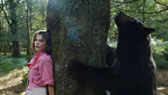 Keri Russell junto a la estrella de "Oso intoxicado". La actriz interpreta a una madre soltera que tendrá que adentrarse en el peligroso bosque buscando a su hija.